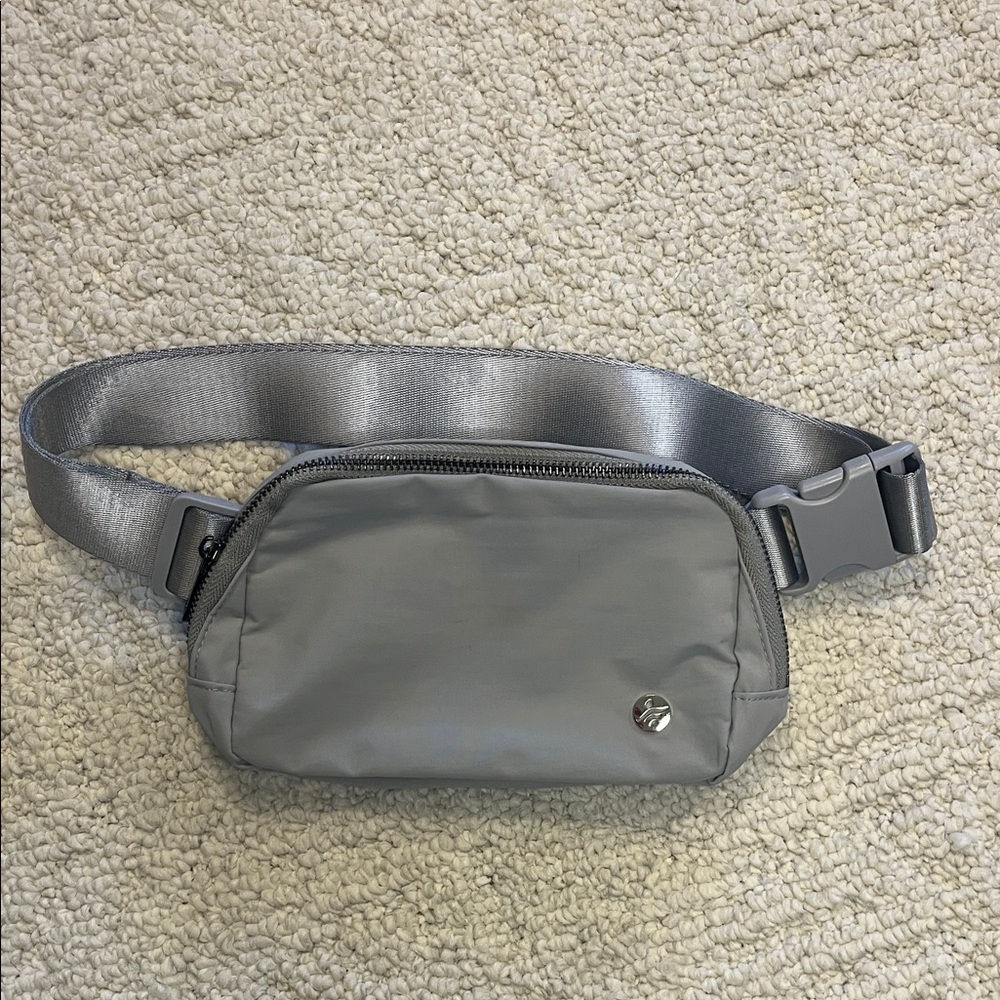 Halara belt bag NWOT gray athletic crossbody althleisure purse